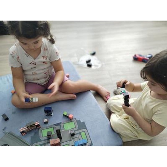 Babaanne ve torunu mutfak masasında ev kuruyor